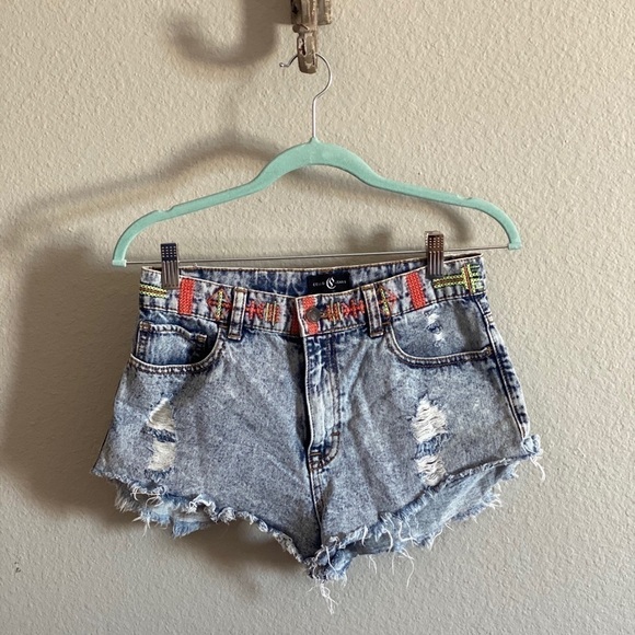 Cello Jeans Embroidered Distressed Cut Offs​​​​​​​​​ - Picture 2 of 6